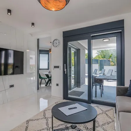 Bp Lux With Private Pool Apartment