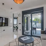 Bp Lux With Private Pool Apartman