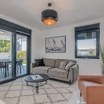 Bp Lux With Private Pool Apartman Njivice