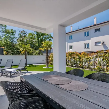 Bp Lux With Private Pool Apartament *