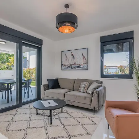 Bp Lux With Private Pool Apartman Njivice