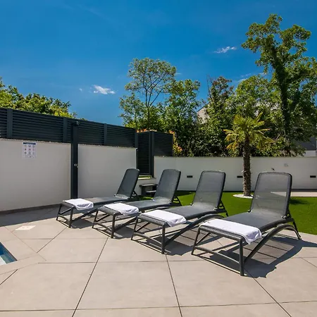 Bp Lux With Private Pool Apartman Njivice