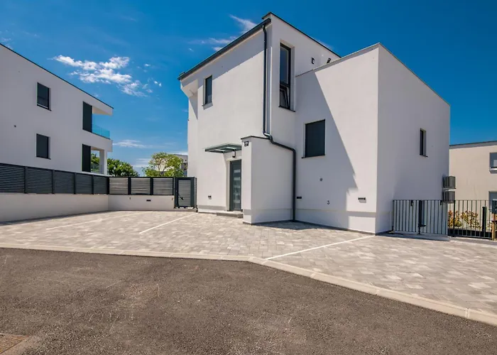 Bp Lux With Private Pool Nijvice